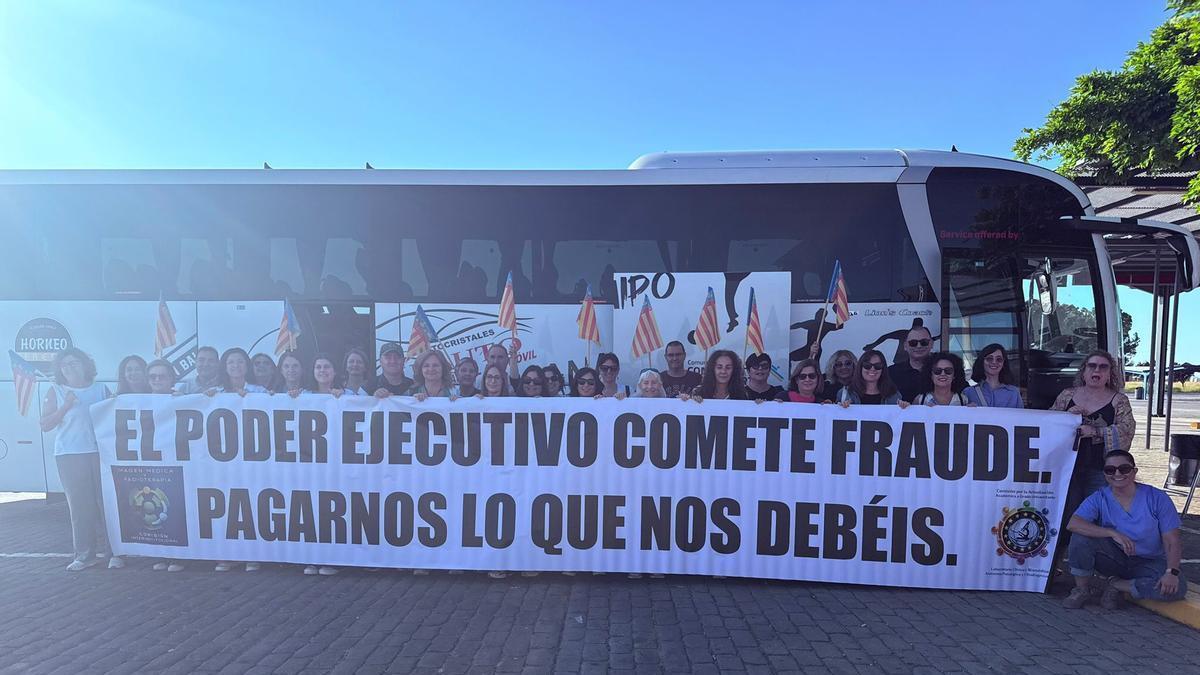 Técnicos sanitarios de Alicante que han acudido a la movilización en Madrid