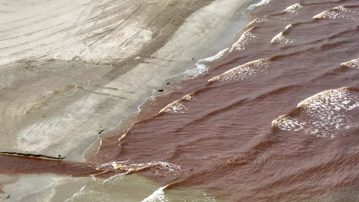 Cierran al baño una playa de Castelló por "una fuga de agua de color rojo"