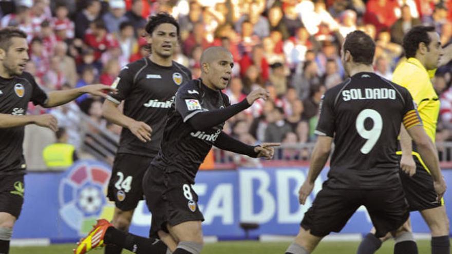 Sofiane Feghouli celebra con sus compañeros la consecución de su gol ante el pasa el Granada.