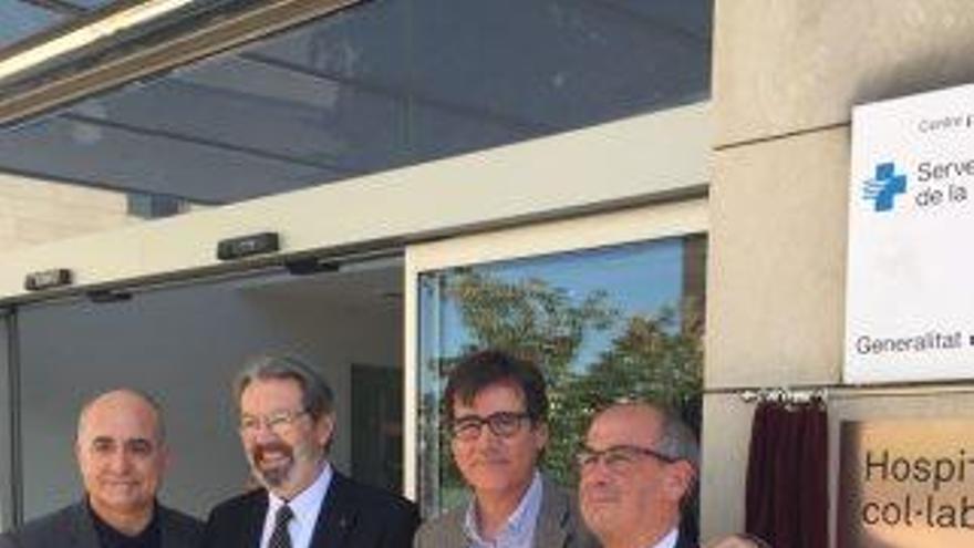 D&#039;esquerra a dreta, Valentí Martínez, Jordi Montaña, Xavier Fonollosa i Manuel Álvarez, a la façana de l&#039;hospital