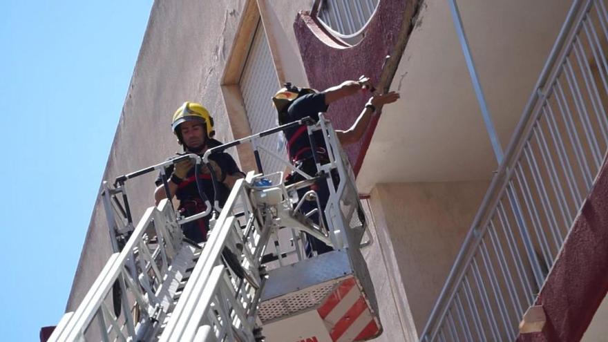 Los desprendimientos de una fachada en Torrevieja provocan daños en coches