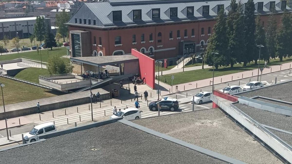 El coche de la Policía Nacional desplazado al HUCA, ayer, a la puerta de hospitalización.