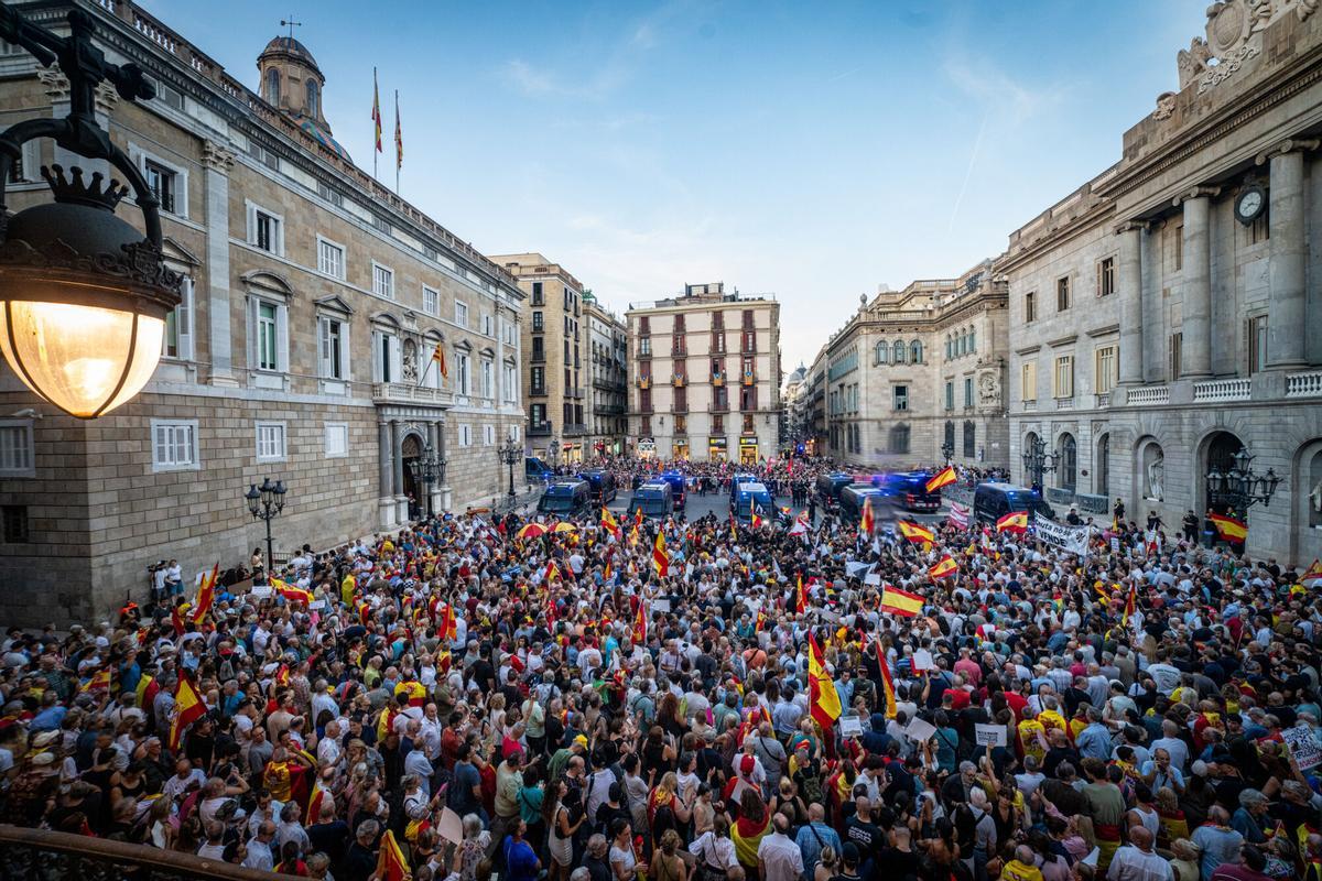Manifestantes en la concentración en apoyo a Ceuta en la plaza de Sant Jaume de Barcelona. Manifestantes en la concentración en apoyo a Ceuta en la plaza de Sant Jaume de Barcelona.
