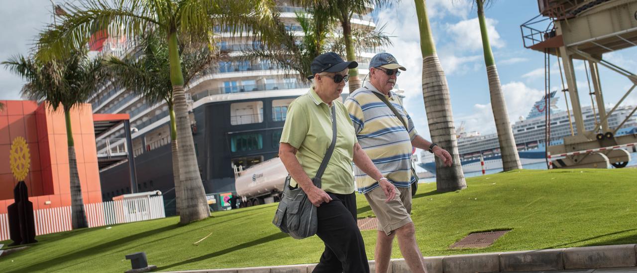 Una pareja de turistas tras desembarcar de un crucero en Santa Cruz de Tenerife.