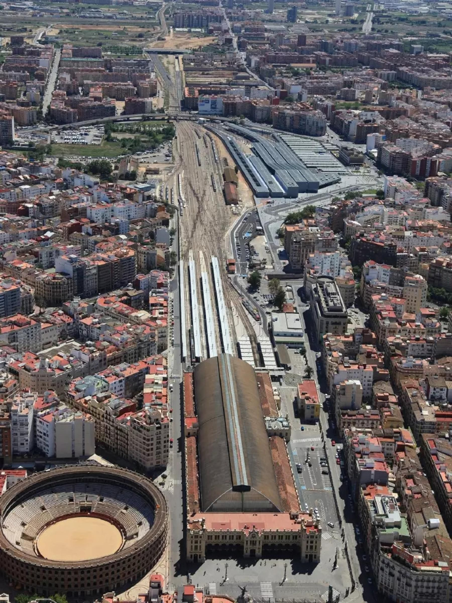 Imagen aérea de la Estación del Norte con la playa de vías (futuro bulevar García Lorca) y la estación provisional Joaquín Sorolla