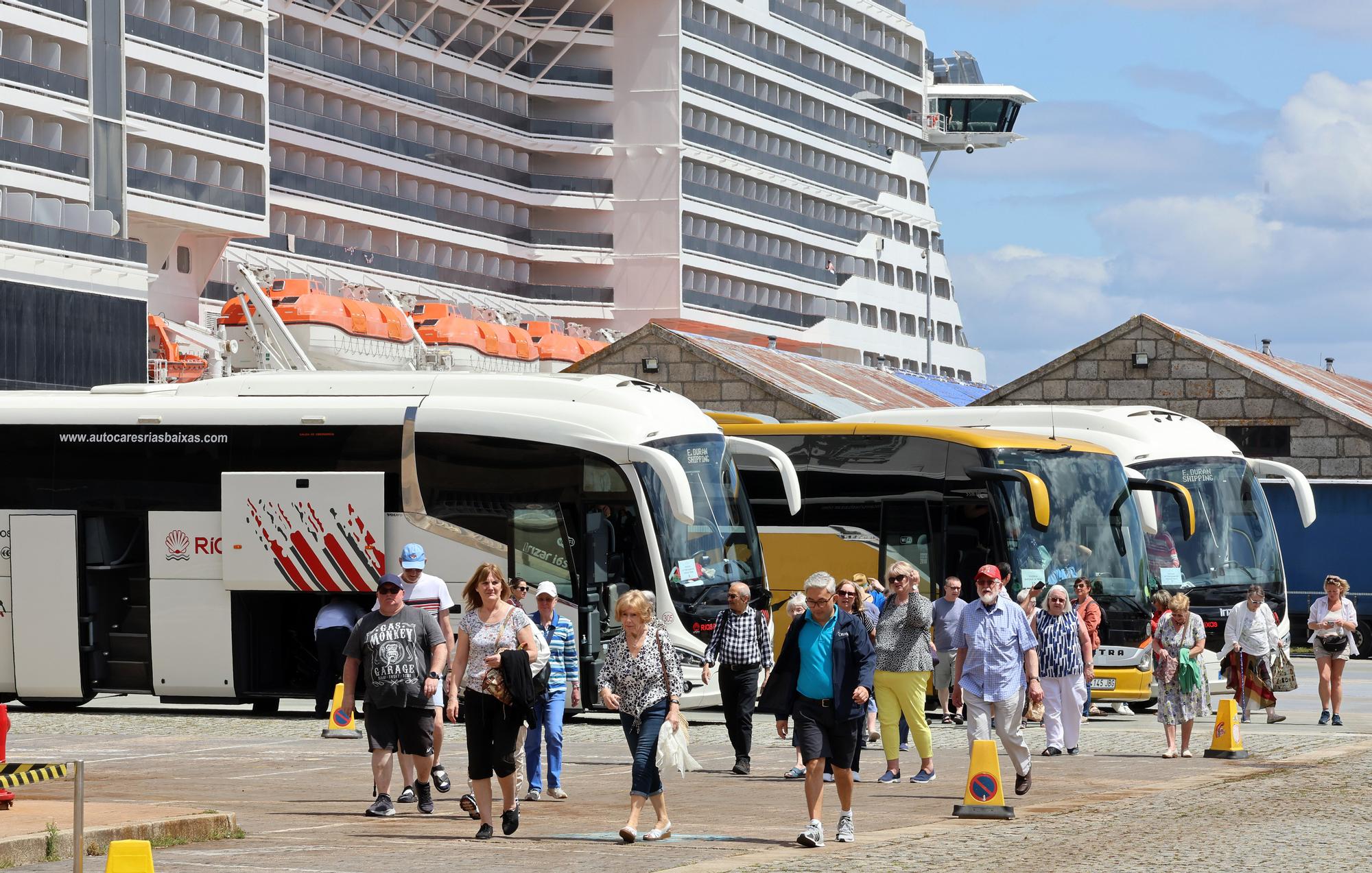 Duelo de esloras en Vigo con los colosos 'Ventura' y 'MSC Virtuosa'