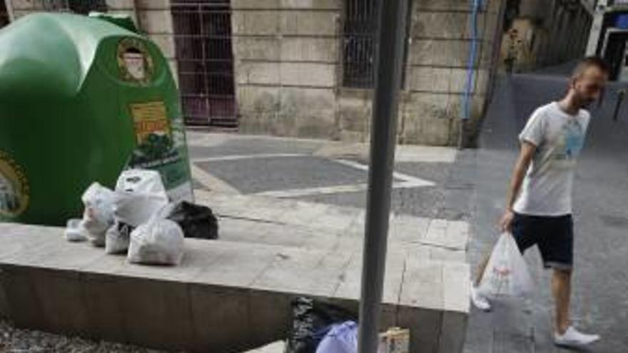 Basura a distintas horas en el cruce entre San Pascual y San Nicolás.