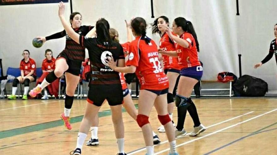 Manuela Pereira arma el brazo en un partido disputado con el Coreti juvenil femenino.