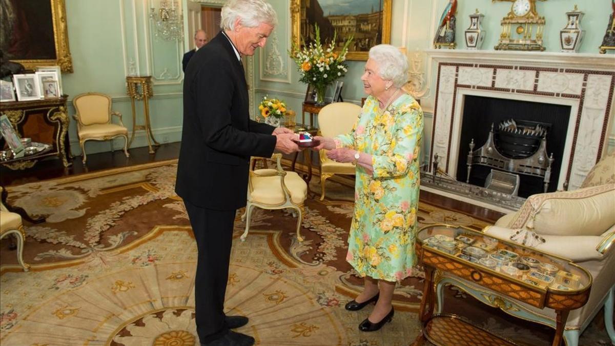 James Dyson, con la reina Isabel II, en el 2016.