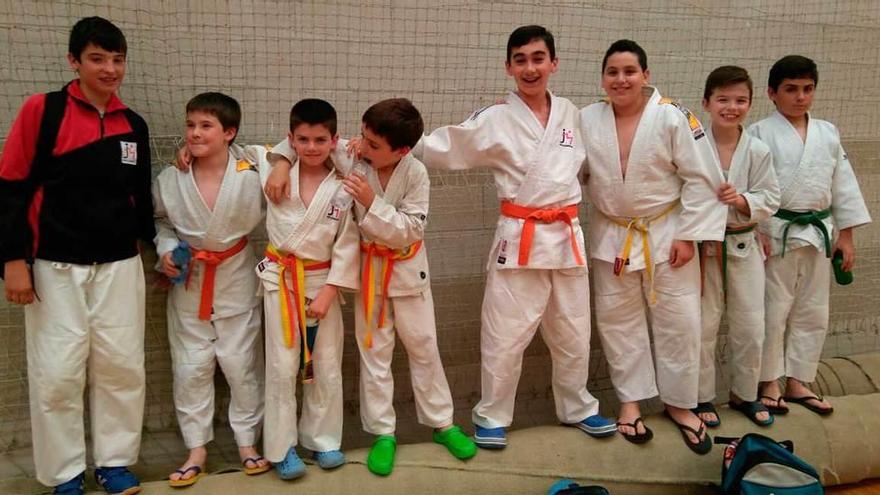 Los judokas del equipo mierense.