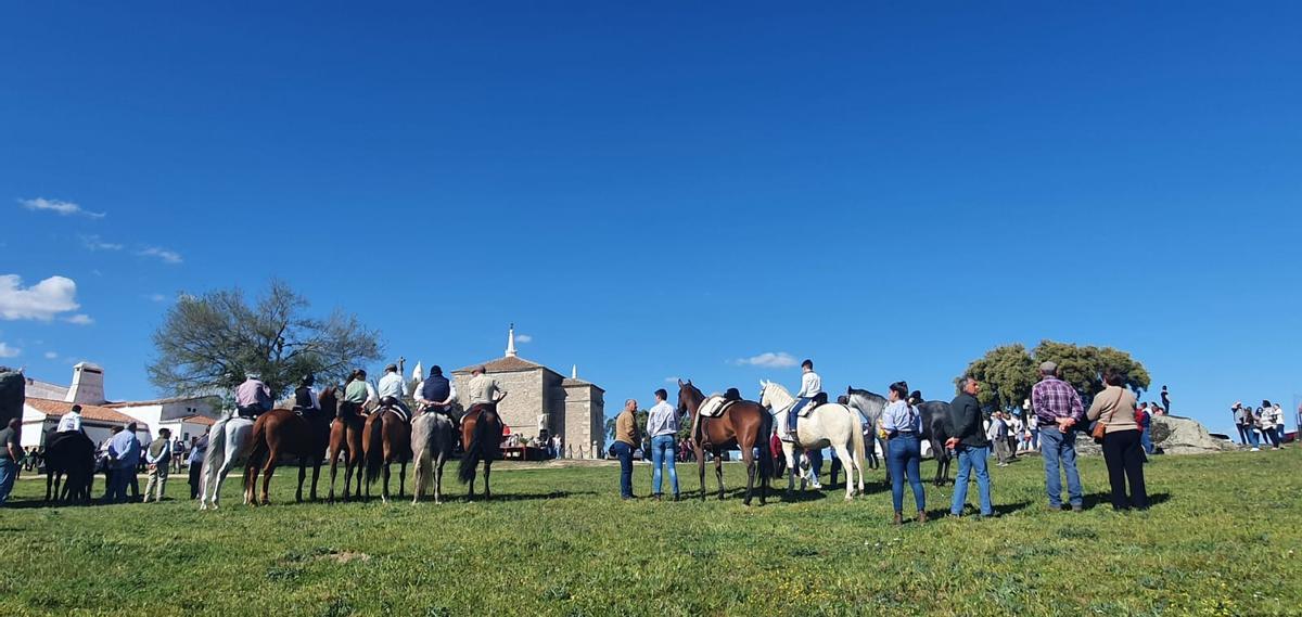 Los devotos de la patrona se reúnen en la ermita de Nuestra Señora de la Luz.