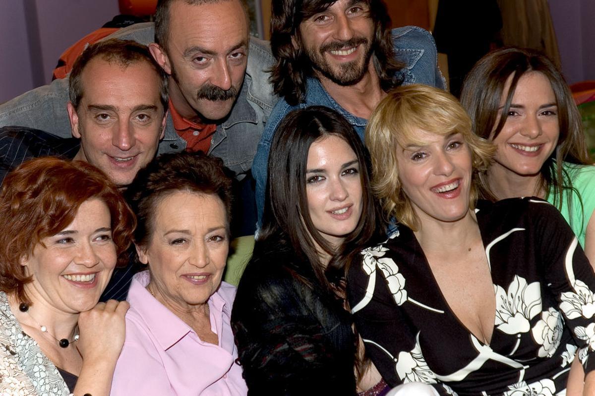 Eva Santolaria junto al elenco de '7 Vidas'