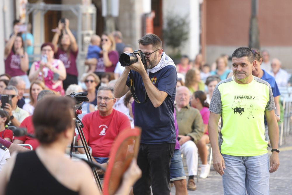 Fiestas de Sagunt. Pregón De Vicente Vayá y puesta del pañuelo de las peñas.