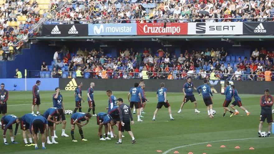 La &#039;Roja&#039; entrena en el Estadio de la Cerámica ante 10.000 aficionados