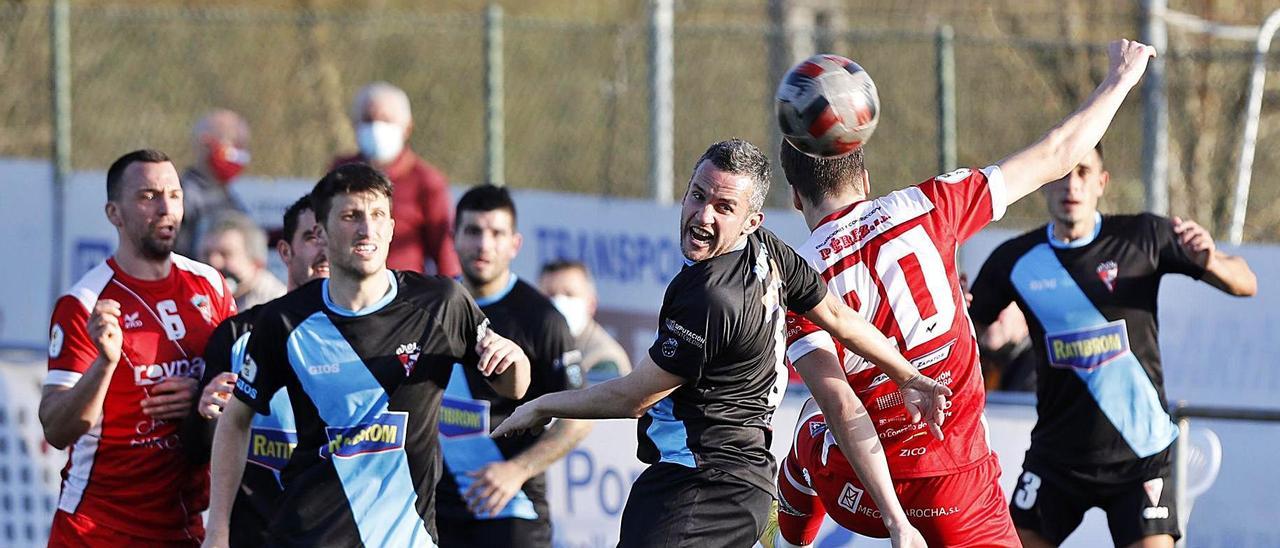 Campillo, del Arosa, despejando un balón aéreo en una acción del partido disputado ayer. |  // RICARDO GROBAS