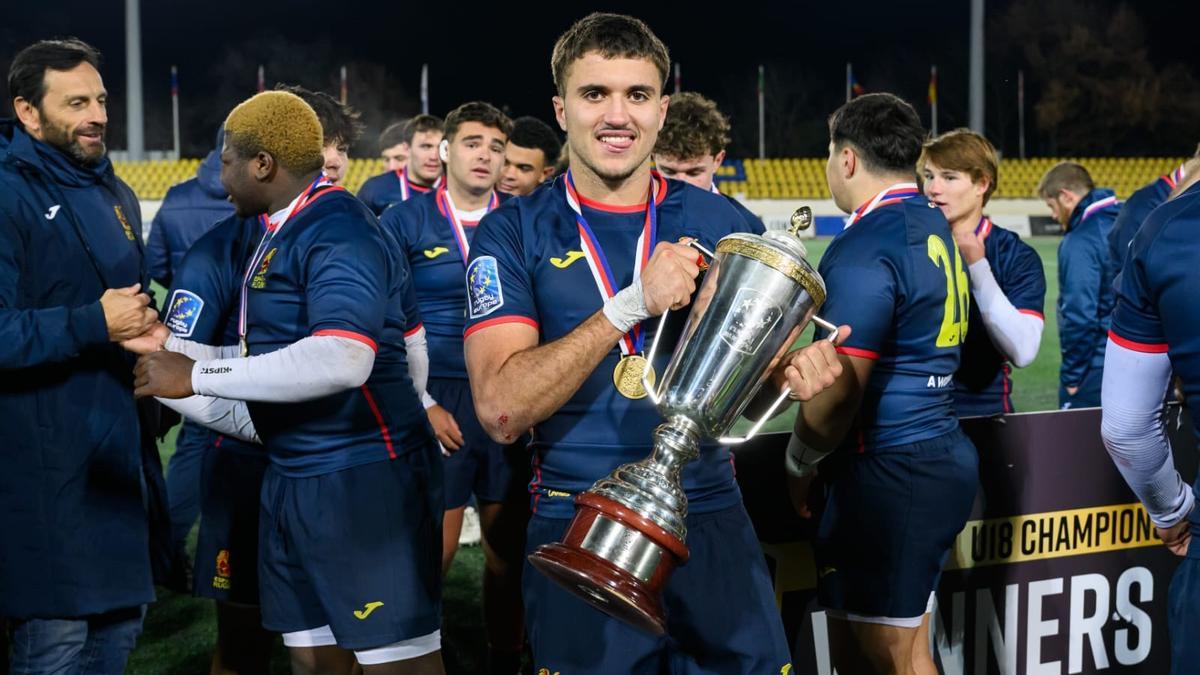 Oriol Marsinyac, amb el trofeu de campió europeu sub-18