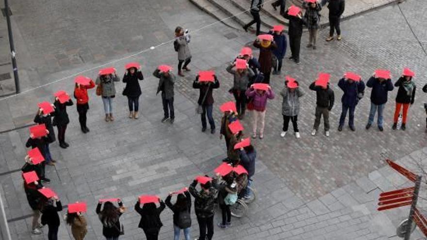 El llaç vermell del Dia Mundial de la Sida, fet després de la lectura del manifest a Girona.