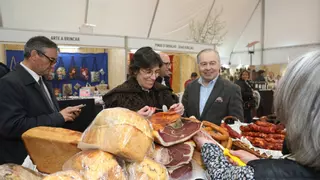 Cientos de trasmontanos y zamoranos en la Feria de la Bolha Dulce de Miranda do Douro