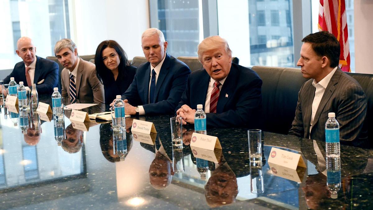 Jeff Bezos (Amazon), Larry Page (Alphabet), Sheryl Sandberg (Meta), Mike Pence, Donald Trump y Peter Thiel (Palantir), reunidos en 2021