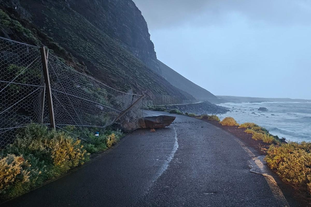 Imagen de los desprendimientos provocados por la borrasca Therese en una carretera de El Hierro.