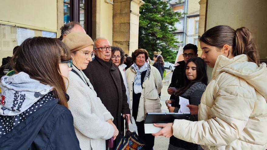 La historia medieval de Villaviciosa, de las aulas a las calles: así han ejercido los alumnos del instituto como guías turísticos