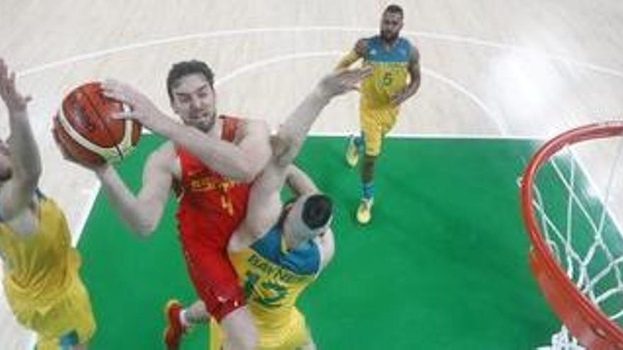 Gasol entra cap a cistella davant la defensa d&#039;Austràlia.