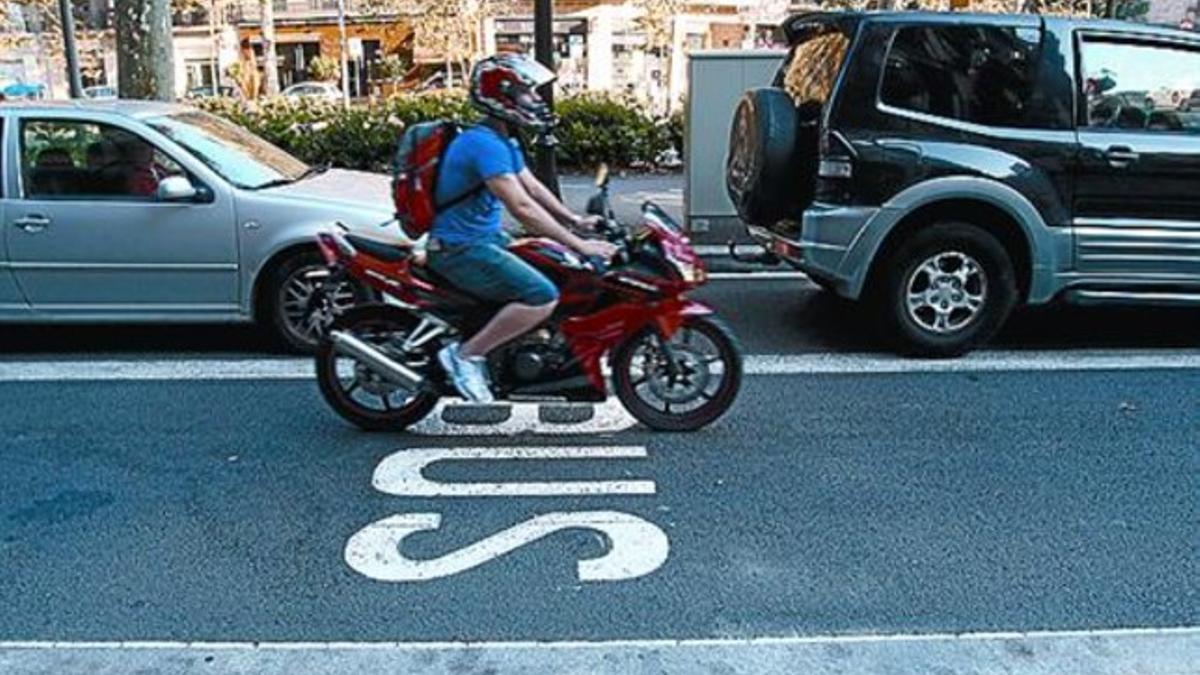 Una moto circula por el carril bus-taxi de Gran Via, el 5 de octubre.