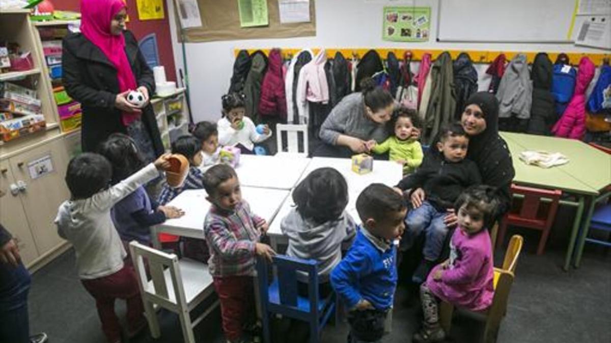 EN EL RAVAL. Madres y niños, en un espacio del Casal dels Infants.