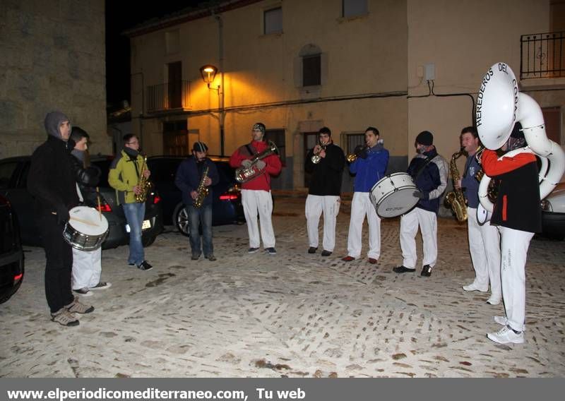 GALERÍA DE FOTOS -- Ares celebra Sant Antoni con las tradicionales hogueras y reparto de coquetas