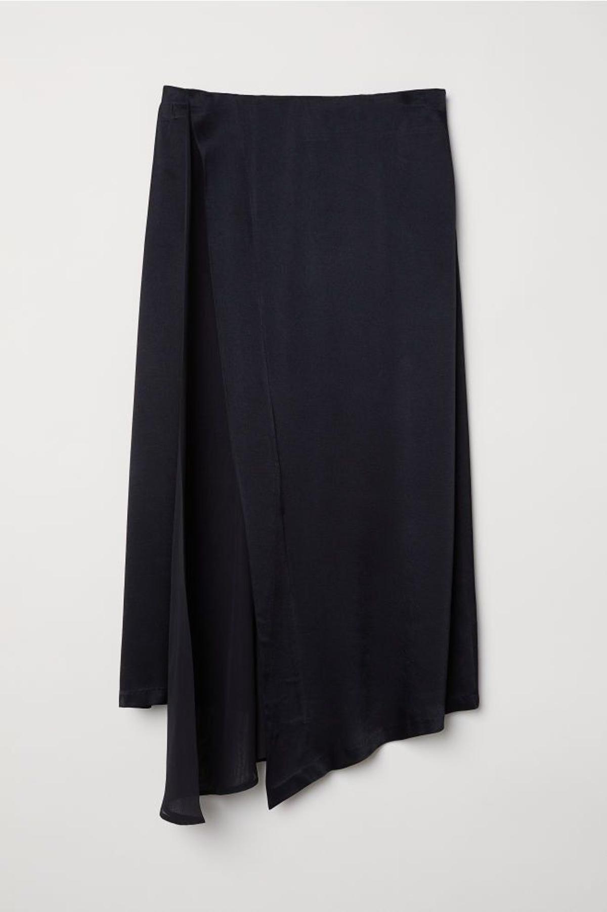 Falda negra de largo midi de H&M. (Precio: 49, 99 euros)