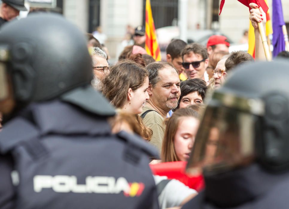 Tensión entre partidarios y detractores del referéndum en Alicante