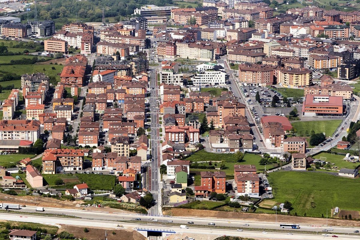 Vista aérea de la localidad, con la gran avenida que atraviesa la localidad urbanizada.
