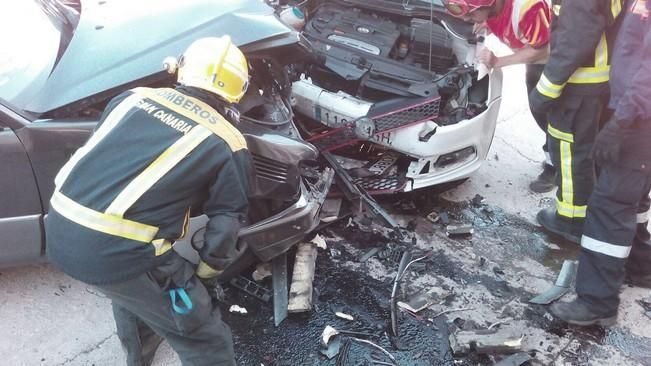 Accidente en Mogán: dos vehículos impactaron a la entrada del casco