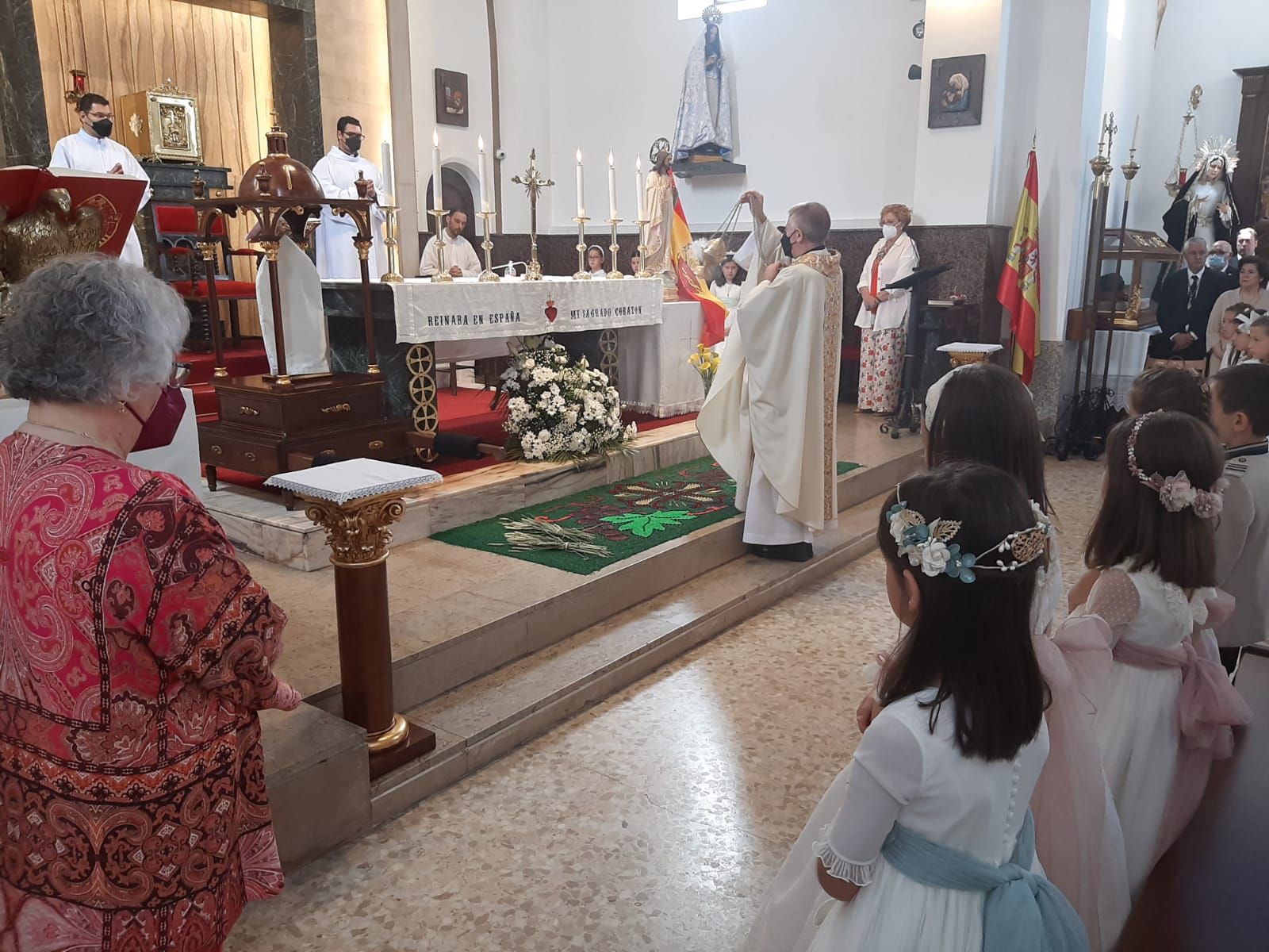 Lugones celebra el Corpus: así ha sido la jornada con alfombras florales y niños de comunión