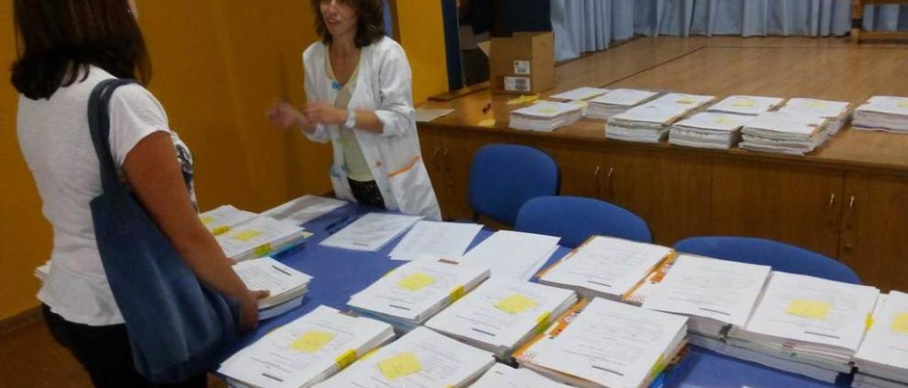 Elisa Álvarez, directora del Celestino Montoto, este viernes en el reparto de libros para el nuevo curso.