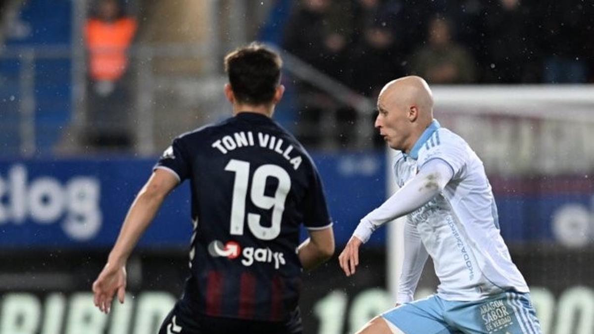 Valery disputa una pilota amb Toni Villa.