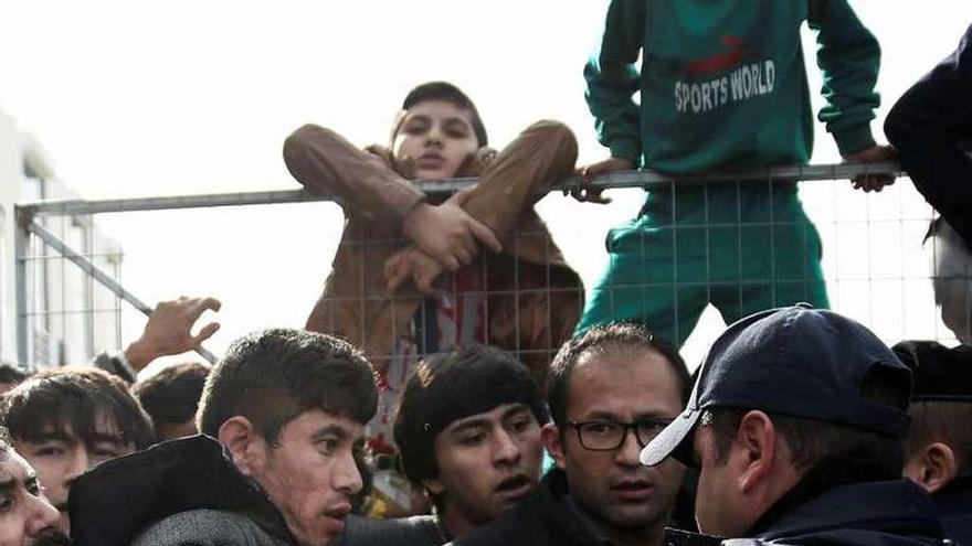 Protesta esta semana de inmigrantes afganos en el campo de refugiados del aeropuerto ateniense en desuso de Hellenikon. // Reuters