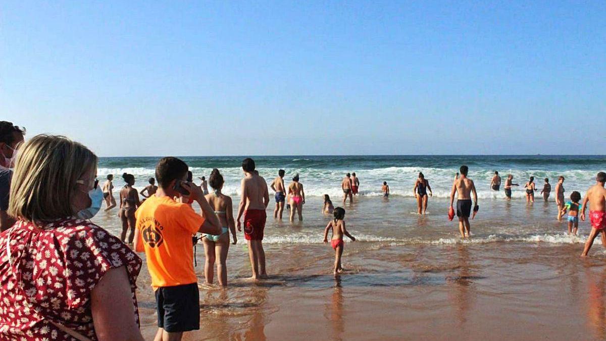 Búsqueda ayer en la playa de Xivares, en la que estuvieron presentes el coordinador de socorristas en Carreño, Carlos Álvarez, y la edil Cecilia Tascón.