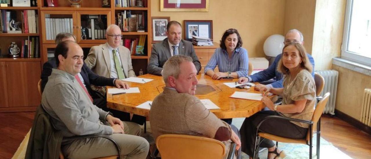 Por la izquierda y en el sentido de las agujas del reloj, José Pedreira, Abel Fernández (tapado), Ramiro Lomba, Carlos Paniceres, María Fernández, José Manuel Ferreira (parcialmente tapado), Carmen Benavides y, de espaldas, José Ángel García, tesorero de la Cámara. | LNE