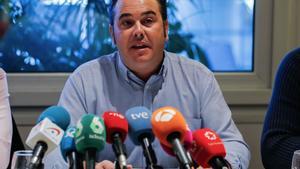 El presidente de la Plataforma Nacional para la Defensa del Transporte, Manuel Hernández, anuncia este lunes en una rueda de prensa en Getafe (Madrid) los resultados de las votaciones de las asambleas provinciales,