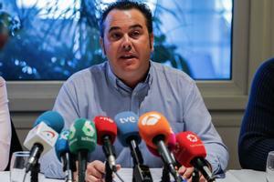 El presidente de la Plataforma Nacional para la Defensa del Transporte, Manuel Hernández, anuncia este lunes en una rueda de prensa en Getafe (Madrid) los resultados de las votaciones de las asambleas provinciales,