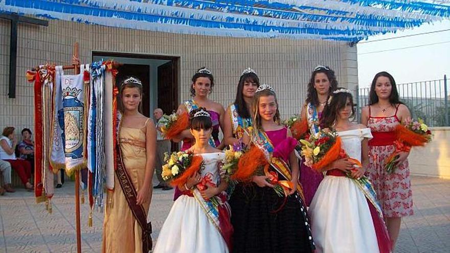 Las bellezas y la presidenta de la comisión de fiestas, Noelia Tarí, en la Ofrenda floral de ayer.