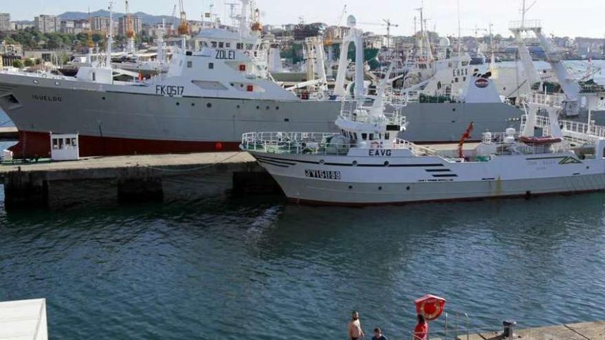 Barcos de altura en el muelle pesquero de Vigo. // José Lores