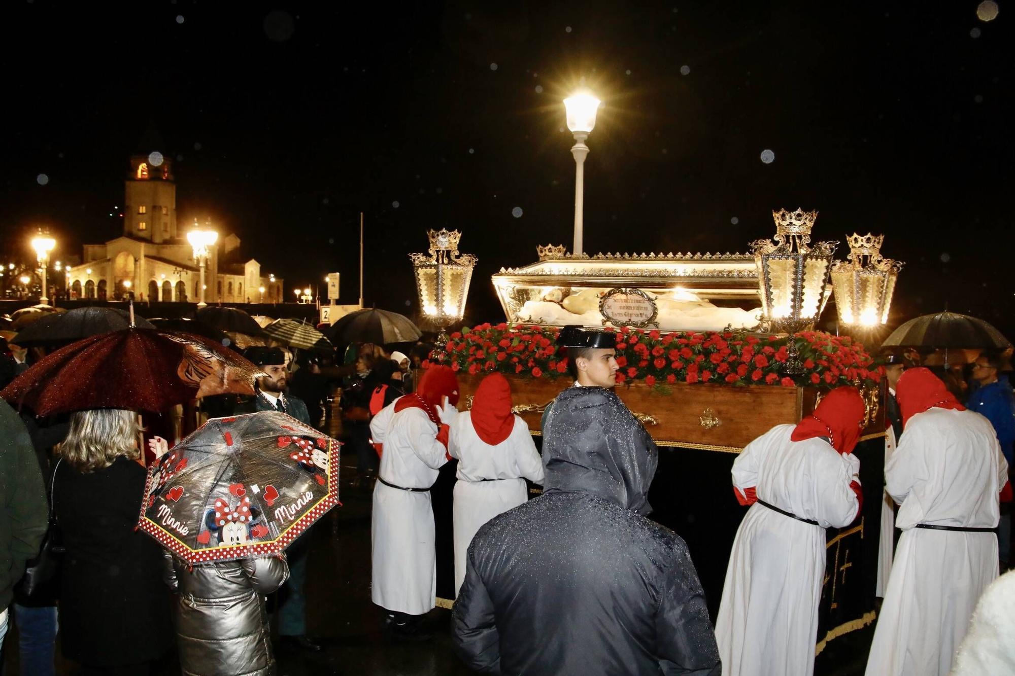 Así fue la procesión del Viernes Santo en Gijón (en imágenes)
