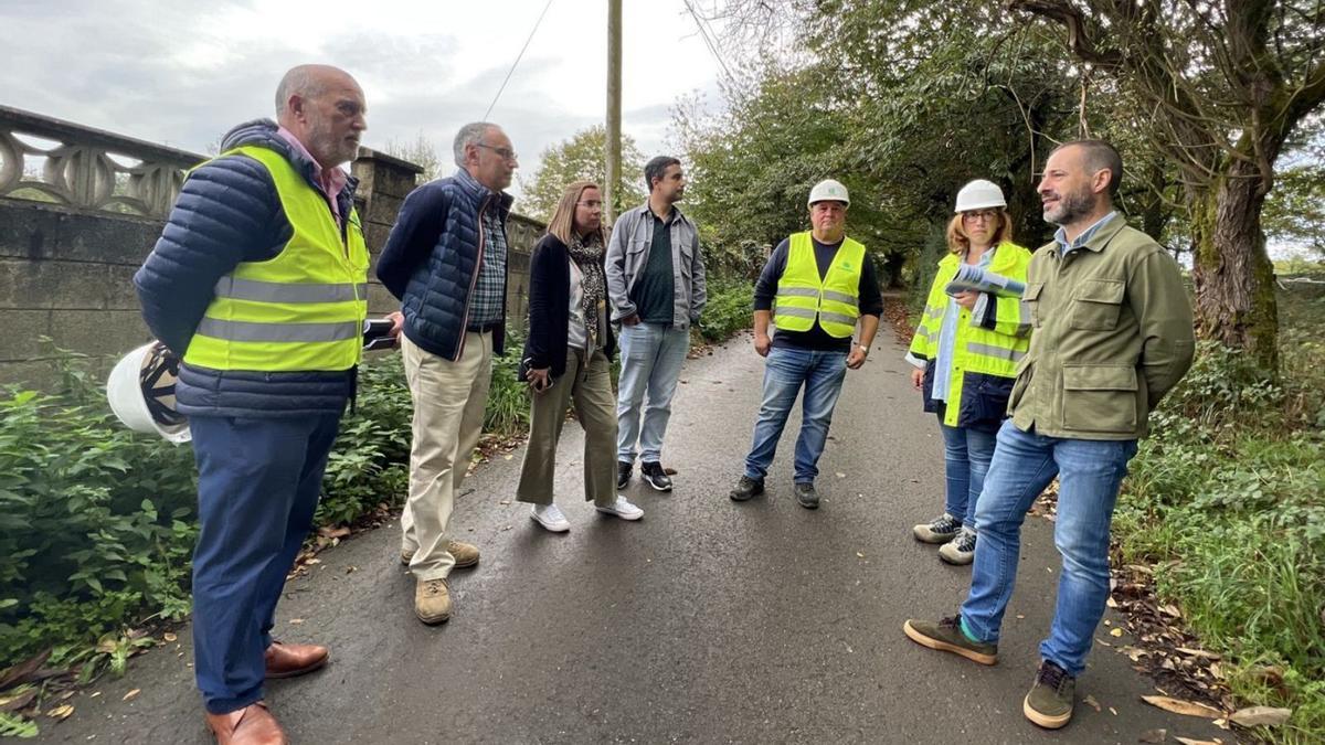 El alcalde, Ángel García, primero por la derecha, junto a responsables y técnicos municipales y de la empresa adjudicataria de la obra, en la zona de Tiñana donde va a iniciarse la cuarta fase del proyecto. | A. S.