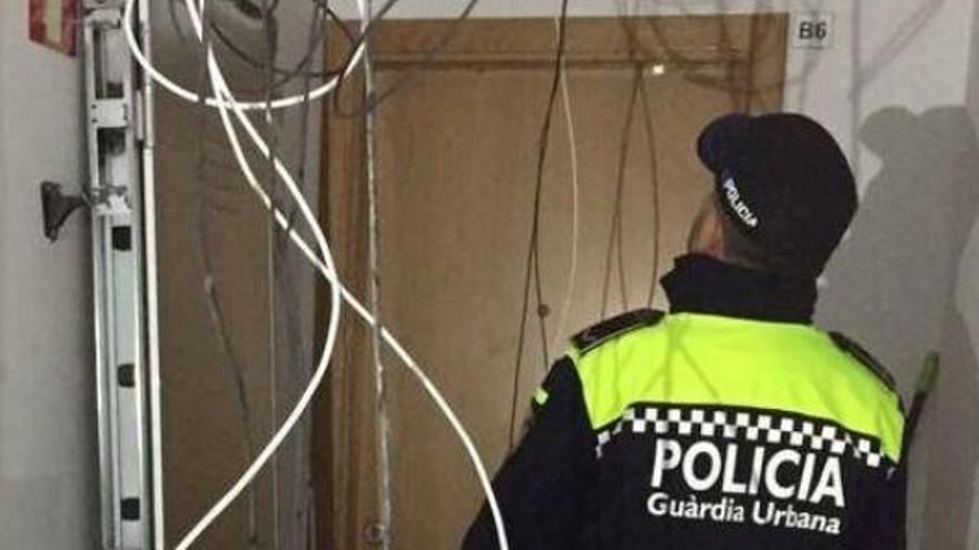 La Guàrdia Urbana de Figueres troba «in fraganti» un operari punxant llum il·legalment