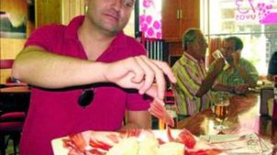 Camarero, una de jamón