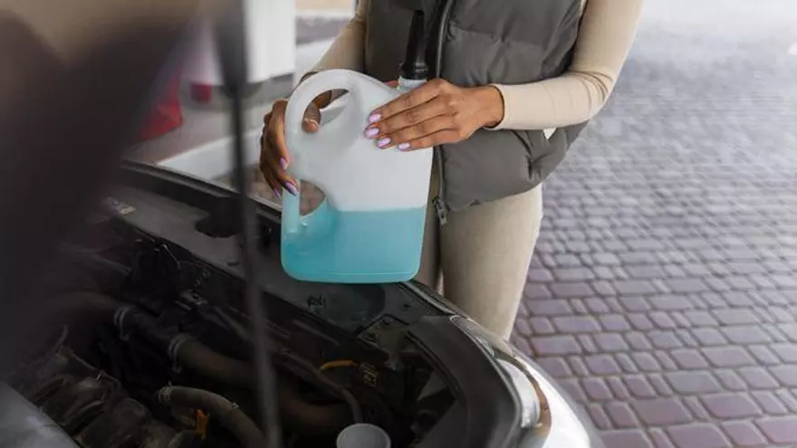 ¿Sabes cómo revisar el líquido refrigerante de tu coche? Te enseñamos a hacerlo