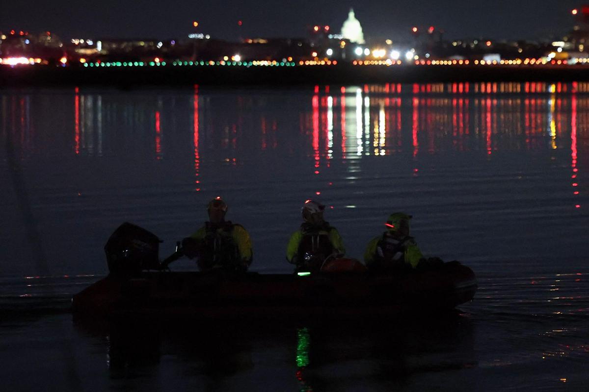 Un avión comercial de American Airlines con 64 personas se estrella sobre el río Potomac en Washington
