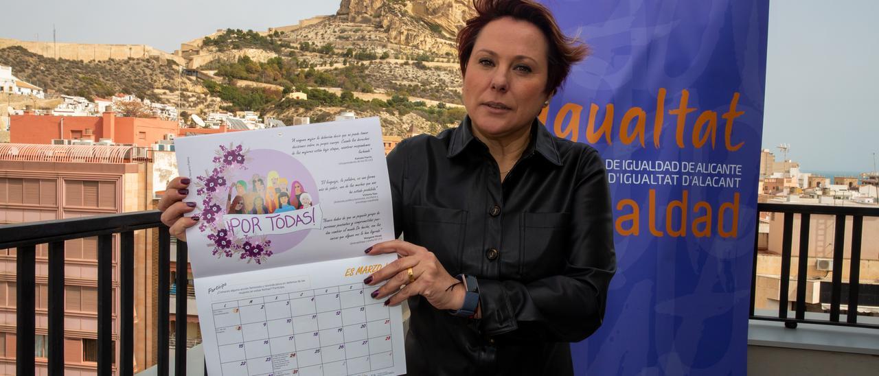La concejala de Igualdad, María Conejero, con el calendario a favor de la igualdad